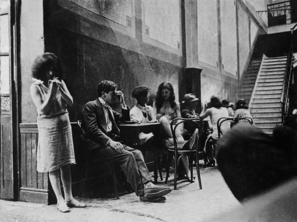 Foto de época de la esquina de Santiago y Jujuy